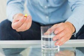 Um homem toma um antibiótico eficaz para prostatite