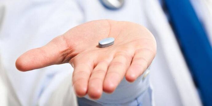 Os antibióticos são prescritos por um médico como base para o tratamento da prostatite aguda em homens