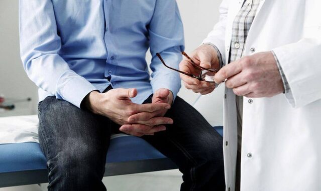 Um homem em um médico com sintomas de prostatite